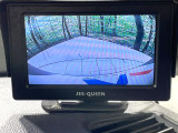 【バックカメラ】駐車時に後方がリアルタイム映像で確認できます。大型商業施設や立体駐車場での駐車時や、夜間のバック時に大活躍!運転スキルに関わらず、今や必須となった装備のひとつです!