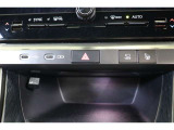 Type-Cのデータ通信/給電用と、給電用のUSBポートが装備されています。車内にあると便利なアイテムのひとつですね! 充電中のスマホなどの置き場に便利なポケットも備えています。