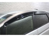 オプションのドアバイザーが装備!!タバコ・ペットなどの臭いが室内にこもるのが嫌な方、換気機能はもちろんのこと降雨時にも少しだけ窓を開けておくことが可能です!