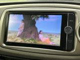 停車中にテレビ番組などの映像を視聴でき、休憩時間を過ごす際にも活用できます。画面は見やすい位置に配置され、目的に合わせて操作しやすい仕様です。