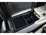 浅型のトレイを備え、両開きで運転席側からも助手席側からも使いやすいコンソールボックスです。姿勢を崩さず手の届きやすい場所にある収納はあると便利ですね。
