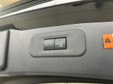 パワーバックドアを装備しております。スイッチでは閉じてドアロックが可能です。