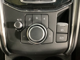 電動パーキングブレーキの搭載により、コンソールデザインの自由度が増すだけでなく安全性も向上。上り坂では路面勾配に応じて坂を登れる駆動力が発生してから解除するので後ろへずり下がる心配もありません!