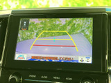 後方の映像に加えてガイドラインが表示され、駐車時に車両後方の位置関係を確認するのに役立ちます。周囲を目視で確かめながら、切り返しや後退時の補助として活用できます。
