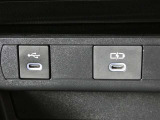 充電用USB端子付き。スマートフォンなどの充電に便利です。