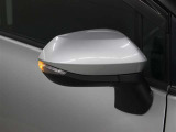 サイドターンランプ付きドアミラー。車両のドレスアップと右左折時の被視認性を兼ね備えたお洒落なミラーです。