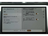 エマージェンシーブレーキは、他の車や歩行者、自転車との衝突を回避するシステムです。走行中に衝突の危険を察知すると警告を発し、回避操作が行われない場合は自動的にブレーキが作動します。