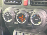 【オートエアコン】一度お好みの温度に設定すれば、車内の温度を検知し風量や温度を自動で調整。暑い&hellip;寒い&hellip;と何度もスイッチ操作をする必要はありません。快適な車内空間には必須の機能ですね♪