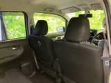 前席の背もたれやヘッドレストが見渡せ、後席からも車内の様子をつかみやすい配置です。窓から光が入り、明るく感じられる室内で、同乗者にもゆったり過ごしていただけます。