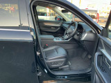 マツダは運転手中心の車つくりを行っております。上部に視認ゾーン、手が届く位置に操作ゾーンを配置し、運転に集中できるコックピットを演出しております☆