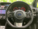 握りやすい形状で、左右に複数のスイッチが配置されています。運転姿勢を保ちながら手元で各種操作を行えるため、視線の移動を抑えたい場面にも便利。日々の運転をサポートする装備です。