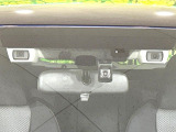 【アイサイトVer3】前方の車両等を検知し、衝突しそうな時は警報で注意を促し、ブレーキを踏む力をサポート。ブレーキを踏めなかった場合は衝突被害軽減ブレーキが作動、衝突回避をサポートします。