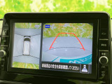 車両周辺を上から見た映像と後方映像を表示し、駐車時の周囲確認をサポートします。ガイド線も表示されるため、画面を見ながら車両の位置や後方の状況を確認できます。