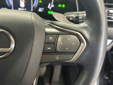 前方の車との車間を設定し、スピードを上げたり緩めたりを自動で行ってくれる追尾式の「レーダークルーズ」。上級装備の一つです!高級車にしかつかない嬉しい機能です。