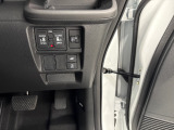 【リア両側パワースライドドア】リモコンなどで自動開閉。Hondaスマートキーを携帯していれば、軽い力で解錠とドアオープンが行えます。半ドア状態まで閉めると、自動的に全閉する機能付き。