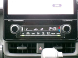 使い勝手の良いオートエアコンを装備しています。オートボタンは、風量・風向きを自動で調整し、より快適な室内空間が保てます。