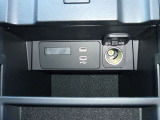 CarPlay対応USB差し込み口で充電しながらドライブ楽しめます♪