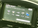AM・FMをはじめ、交通情報やSDビデオなどの選択項目が画面に並びます。利用したい音源を見比べて選びやすく、目的に合わせて切り替えられるため、日々の移動時間を快適に過ごせます。
