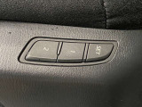 【運転席ポジションメモリー付パワーシート】ワンタッチで記憶させていたシートの前後・リクライニングはもちろん、シートリフターも備えます☆快適なドライブをお楽しみ下さい♪