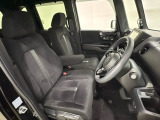 座面も厚みがあり背もたれも高く、広い足元にゆったり座れるシートです。運転席と助手席の間が空いている為、助手席側への移動がスムーズです。交通量の多い道でも助手席側から乗り降りができます。