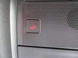 エアバッグ作動時や後突時、もしくは車内のSOSボタンを押した際に緊急通報オペレーターに連携し、救急・警察を手配します。更にオペレーターにも連携、お客様のご要望に応じてロードサービスの手配を行います。