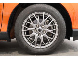 社外のアルミホイールが足元を飾ります!タイヤサイズは 185/65R15 でございます
