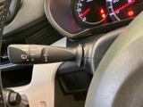 レバーには複数の操作を示すマークが並び、運転席から表示を見ながら扱いやすい配置です。手元で操作できるため、走行中も周囲への注意を保ちながら車内の操作を行えます。