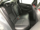 ゆとりある後席が乗り降りしやすく、ひざまわりも余裕を感じる快適空間☆