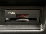 ETC車載器を手の届きやすい位置に備え、カードの出し入れや利用状況の確認に便利です。機器がパネル内に収まり、運転席まわりで必要な機能を把握しやすい配置です。
