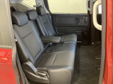 2列目シートは背もたれの角度調節ができるベンチシートになっております。長距離運転になってもゆったりとできるように、アームレストがついてます。