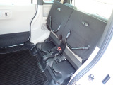 ◆チップアップ&ダイブダウン機構付【ULTR SEAT】は後席座面を左右分割で跳ね上げることができます。トランクで積載できない背の高い荷物をラクラク収納できます。ホンダ車ならではの人気装備です。