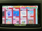 テレビ番組を楽しめる画面を備えており、停車中の待ち時間も車内で過ごすひとときに活用できます。画面上で放送内容を確認しながら、休憩中などに映像を視聴したい方にも便利な装備です。