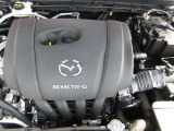 24Vマイルドハイブリッドで爽快な走りを実現する「e-SKYACTIV-G 2.0」。高効率エンジンと電動化技術の組み合わせにより、燃費性能とアイドリングストップ機能をさらに向上させました。