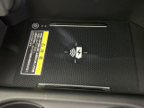 【ワイヤレス充電】置くだけで簡単に充電できるワイヤレス充電。ケーブルを抜き差しする手間がなく、デスクやベッドサイドもすっきり。忙しい毎日の中でも、手軽に充電できる便利さが魅力です。