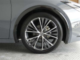 「トヨタ純正アルミホイール」を装着です♪純正なので車のデザインともマッチしています!高級感やスポーティーさを際立たせてくれます!!