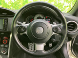 ステアリングには複数のボタンがまとまり、運転席から手元で各種操作を行えます。メーターも視界に入りやすく、運転中に必要な情報を確認しやすい配置です。
