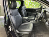 前席は身体を受け止める形状で、落ち着いて座れる空間です。運転席からの見通しも確保され、乗り降りの際も足元にゆとりを感じられる室内になっています。