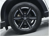 純正アルミホイール。デザインが素敵ですね。お車全体のイメージ変わりますね。ホイールの重量やタイヤの放熱性など性能面に大きく関わる部分ですよね。タイヤサイズは 235/50R18 です。