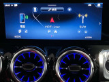 新しくなったセンターコンソールはスマートフォンを操作するような感覚でナビから車両の設定までが可能です。