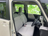 明るい色調のシートと大きな窓で、運転席まわりに開放感があります。前方や側方を確認しやすい視界が広がり、助手席の方にもゆったり過ごしていただける空間です。
