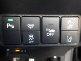 パーキングセンサーや横滑りを防ぐVSA等のスイッチ類は運転席の右側、手の届きやすい位置にあります。