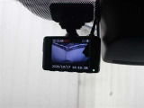 交通事故処理の迅速化等、運転中の「万が一」を記録してくれ、もしもの時も心強いドライブレコーダーを装備しています。