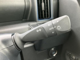 レバーには操作位置を示す表示があり、運転席から視認しやすい配置です。手元で扱う装備がまとまっているため、走行中も必要な操作を確認しやすくなっています。