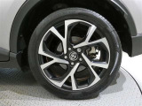 純正の18インチアルミホイール装着車です 純正は車両デザインに合わせてデザインしてありますのでクルマとのデザインマッチングは秀逸です