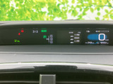 速度やシフト位置、時刻、走行距離などの情報がまとまり、運転に必要な表示を確認しやすい配置です。表示内容をひと目で把握しやすく、日常の運転をサポートします。