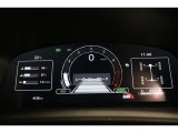スポーツ走行に必要な視認性と車両情報にフォーカスしたGR専用フルTFTメーターです。タコメーターは、モータースポーツ起点の横バーと、日常ドライビング用の1眼リングの2種類の表示タイプから選択できます。