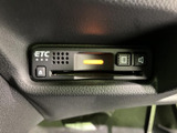 ETC車載器を備えており、対応する料金所ではETCを利用した通過が可能です。高速道路や有料道路を利用する機会のある方に便利で、料金所での支払いもスムーズに行えます。