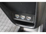 USBオーディオ用ソケットがついていますので携帯電話などを接続すれば音楽等の再生が可能です!充電用ソケットもございます!