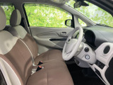 前席は明るい色合いを取り入れたシートで、座った際にも車内を見渡しやすい配置です。運転席と助手席の距離感も自然で、日常の移動を心地よく過ごせます。