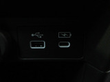 便利な充電用USBジャックも付いています。